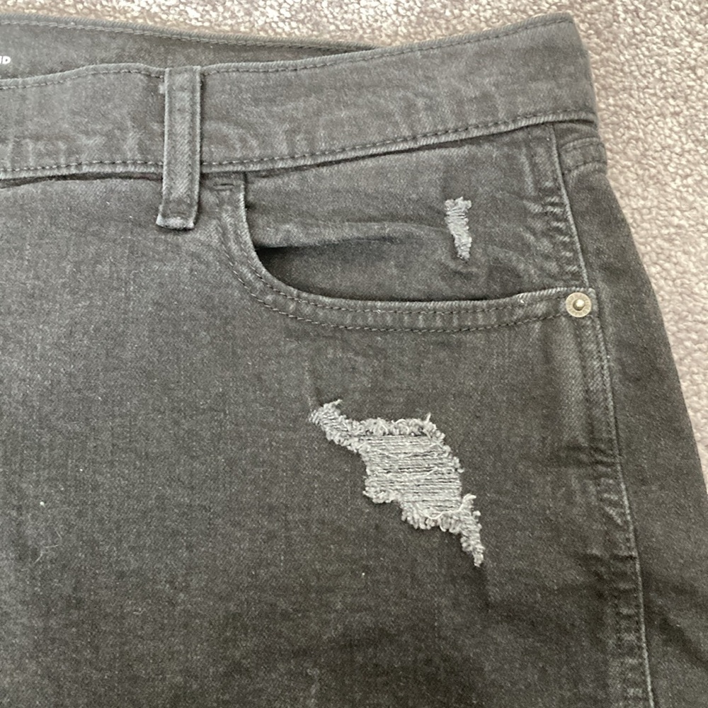 Mid-Rise Black-Wash Ripped Boyfriend Jean Shorts, Size 18 - Picture 4 of 7